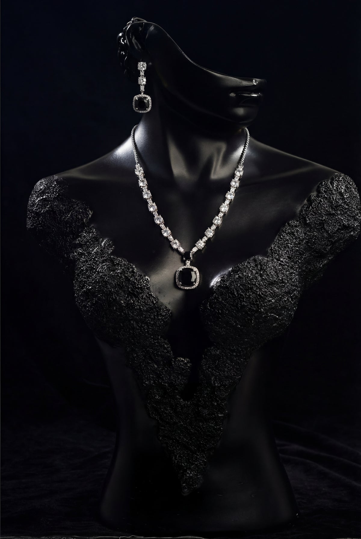 Siyah Noor Solitaire Pendant Set