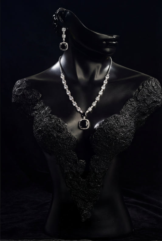 Siyah Noor Solitaire Pendant Set