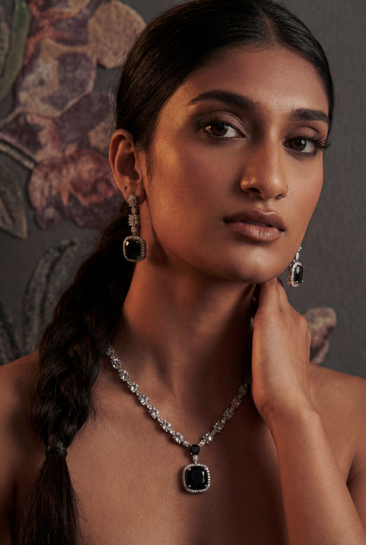 Siyah Noor Solitaire Pendant Set